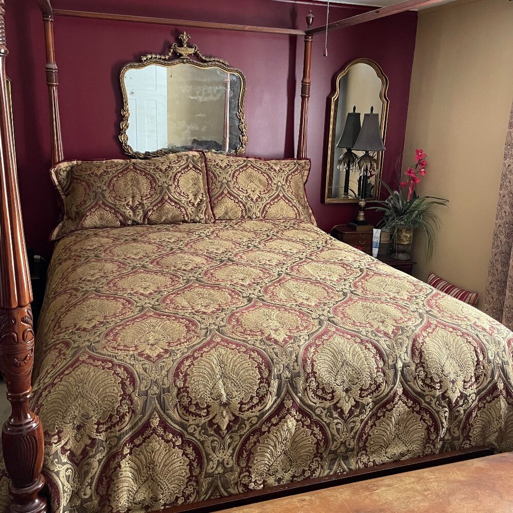 Damask comforter and two shams